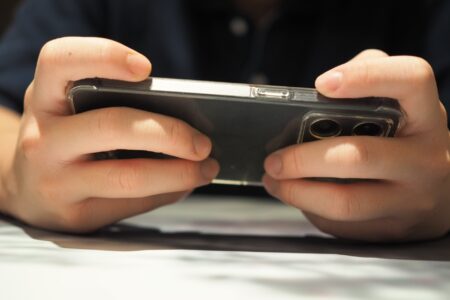 勉強しなきゃ…でもスマホが気になる。そんな時の対処法をご紹介！